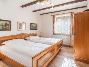 ein Schlafzimmer mit einem großen Bett und einem Fenster in der Unterkunft Apartment Am Hohen Bogen-62 by Interhome in Kummersdorf