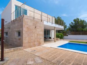 The swimming pool at or close to Villa Villa Mut by Interhome