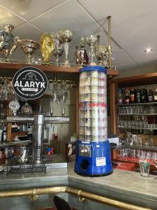 un bar con una máquina de bebidas en el mostrador en La Citadelle, en La Canourgue