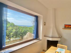 Zimmer mit einem Fenster und Meerblick in der Unterkunft Holiday Home Turriga by Interhome in Aglientu