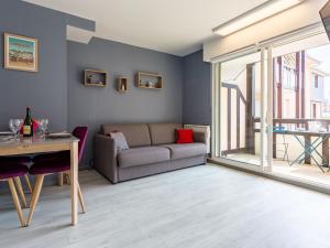 una sala de estar con un sofá y una mesa en Apartment Galion 1 et 2 by Interhome, en Dives-sur-Mer 16 fotos más