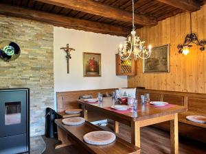 une salle à manger avec une table et une croix sur le mur dans l'établissement Chalet Bodental 28 by Interhome, à Bodental