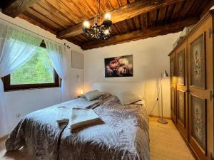 Ένα ή περισσότερα κρεβάτια σε δωμάτιο στο Chalet Chalet Bodental 28 by Interhome