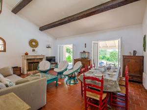 sala de estar con mesa y sillas en Holiday Home Cascabelle by Interhome, en Sainte-Maxime