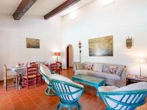 sala de estar con sofá, sillas y mesa en Holiday Home Cascabelle by Interhome, en Sainte-Maxime