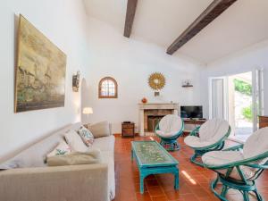 een woonkamer met een bank en stoelen en een open haard bij Holiday Home Cascabelle by Interhome in Sainte-Maxime +23 foto's