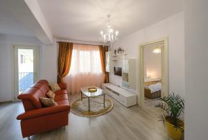 ein Wohnzimmer mit Sofa und Tisch in der Unterkunft Apartament Laur in Gura Humorului