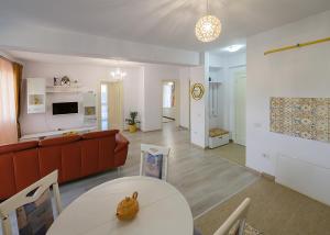 ein Wohnzimmer mit Sofa und Tisch in der Unterkunft Apartament Laur in Gura Humorului + 8 Fotos