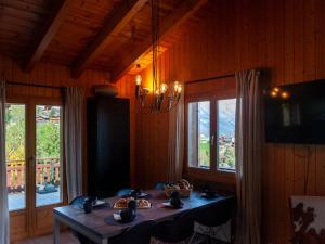 Μια τηλεόραση ή/και κέντρο ψυχαγωγίας στο Chalet Dolce Cabane by Interhome