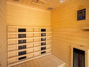 una sauna con paneles de madera y una bodega construida en Chalet Nina by Interhome en Lič