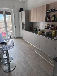 拉斯佩齊亞的住宿－Profumi di mare Resort，厨房配有白色橱柜和桌椅