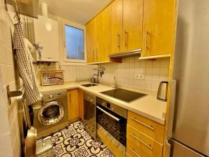 kuchnia ze zlewem i pralką w obiekcie 7R Charming Apartament Downtown Sevilla w Sewilli +26 zdjęć
