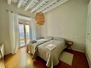 Łóżko lub łóżka w pokoju w obiekcie 7R Charming Apartament Downtown Sevilla