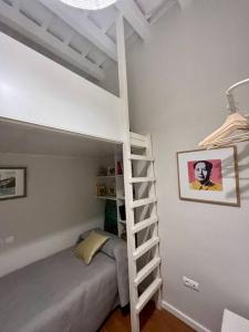 Łóżko lub łóżka w pokoju w obiekcie 7R Charming Apartament Downtown Sevilla