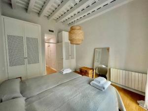 Łóżko lub łóżka w pokoju w obiekcie 7R Charming Apartament Downtown Sevilla
