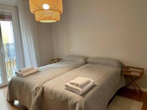 Łóżko lub łóżka w pokoju w obiekcie 7R Charming Apartament Downtown Sevilla