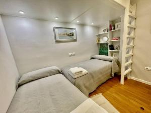 Łóżko lub łóżka w pokoju w obiekcie 7R Charming Apartament Downtown Sevilla