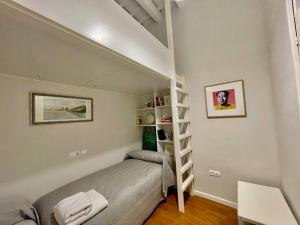 Łóżko lub łóżka w pokoju w obiekcie 7R Charming Apartament Downtown Sevilla