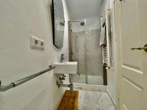 Łazienka w obiekcie 7R Charming Apartament Downtown Sevilla
