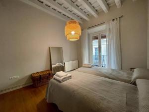 Łóżko lub łóżka w pokoju w obiekcie 7R Charming Apartament Downtown Sevilla