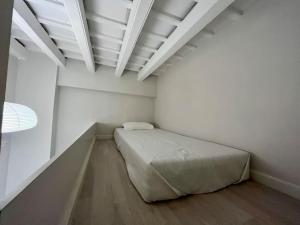 Łóżko lub łóżka w pokoju w obiekcie 7R Charming Apartament Downtown Sevilla