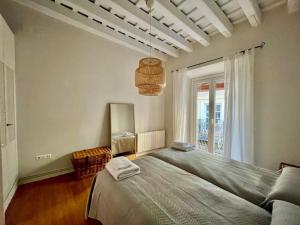 sypialnia z dużym łóżkiem i oknem w obiekcie 7R Charming Apartament Downtown Sevilla w Sewilli