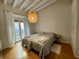 Łóżko lub łóżka w pokoju w obiekcie 7R Charming Apartament Downtown Sevilla