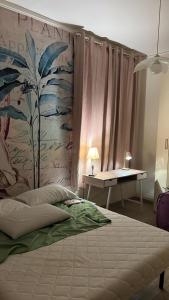 sypialnia z dużym łóżkiem i stołem w obiekcie Profumi di mare Resort w mieście La Spezia