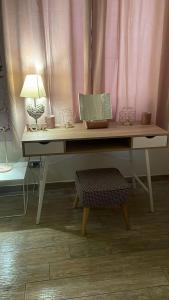 biurko z lampką i stół z krzesłem w obiekcie Profumi di mare Resort w mieście La Spezia