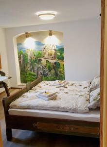 a bed in a room with a painting on the wall at Das Ferienhaus Protze in Hohnstein