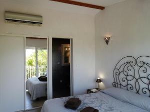 Schlafzimmer mit einem Bett und einem Spiegel in der Unterkunft Villa Villa Orizonte by Interhome in Favone