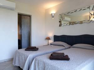 2 Betten in einem Schlafzimmer mit Handtüchern darauf in der Unterkunft Villa Villa Orizonte by Interhome in Favone