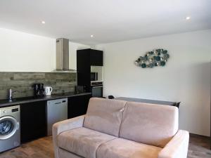 Kuchyňa alebo kuchynka v ubytovaní Apartment Les Jardins d'Ève-F2 by Interhome