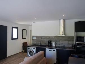 Kuchyňa alebo kuchynka v ubytovaní Apartment Les Jardins d'Ève-F2 by Interhome