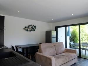 Posedenie v ubytovaní Apartment Les Jardins d'Ève-F2 by Interhome
