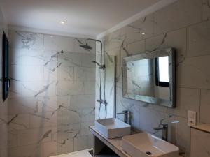 Kúpeľňa v ubytovaní Apartment Les Jardins d'Ève-F2 by Interhome