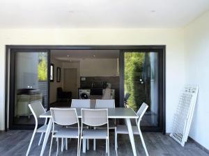 Kuchyňa alebo kuchynka v ubytovaní Apartment Les Jardins d'Ève-F2 by Interhome