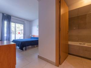 Posteľ alebo postele v izbe v ubytovaní Apartment Aquaria Atico by Interhome