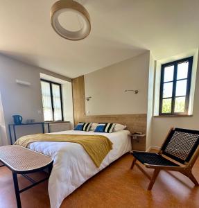 Rúm í herbergi á Logis hôtel restaurant l'Argence