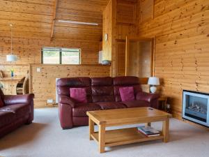 Una sala de estar con un sofá y una mesa de café. en Holiday Home Achmony Number 7 by Interhome, en Drumnadrochit