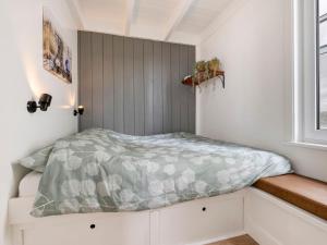 um pequeno quarto com uma cama com um edredão em Holiday Home Harboursuite incl- boot-1 by Interhome em Woudsend