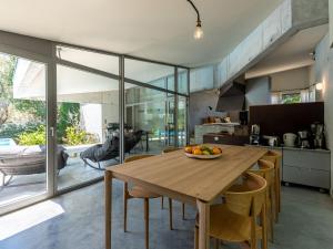 モンティセロにあるVilla Casa Suttana by Interhomeの木製のテーブルと椅子のあるキッチンとダイニングルーム