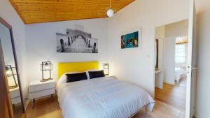 ein Schlafzimmer mit einem großen Bett mit einem gelben Kopfteil in der Unterkunft Oasis de Croix de Vie in Les Bussolleries