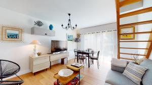 ein Wohnzimmer mit Sofa und Tisch in der Unterkunft Oasis de Croix de Vie in Les Bussolleries + 20 Fotos