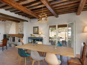 cocina y comedor con mesa de madera y sillas en Villa Oliva by Interhome, en Querce