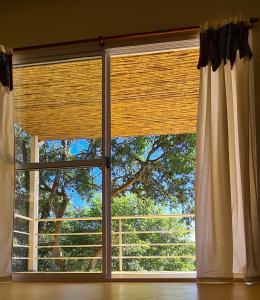 una ventana con vistas a un árbol en Las Watanas in 
