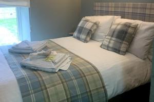 Postel nebo postele na pokoji v ubytování Swang Cottage with optional hot tub