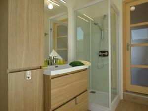 un baño con lavabo y ducha en Studio Petit grain de café by Interhome, en Piriac-sur-Mer