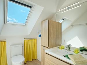 Un baño con lavabo y ventana. en Studio Petit grain de café by Interhome, en Piriac-sur-Mer