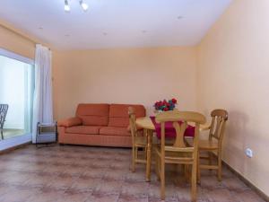 ein Wohnzimmer mit Sofa, Tisch und Stühlen in der Unterkunft Holiday Home Peñismar II-1 by Interhome in Peñíscola